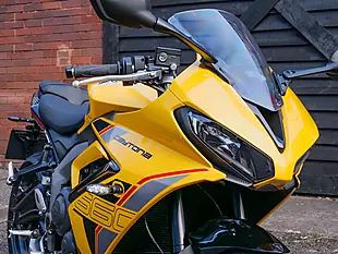 Used 2026 Triumph Daytona 660 Cosmic Yellow / Sapphire Black - Interior and Exterior details 3
