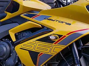 Used 2026 Triumph Daytona 660 Cosmic Yellow / Sapphire Black - Interior and Exterior details 5