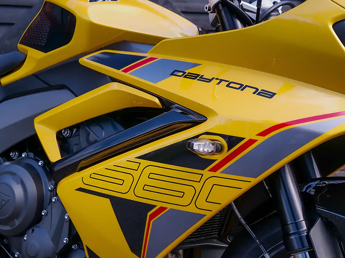 Used 2026 Triumph Daytona 660 Cosmic Yellow / Sapphire Black - Interior and Exterior details 5