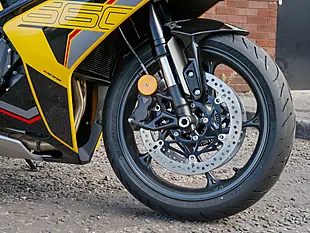 Used 2026 Triumph Daytona 660 Cosmic Yellow / Sapphire Black - Interior and Exterior details 7