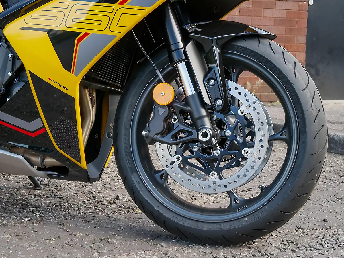 Used 2026 Triumph Daytona 660 Cosmic Yellow / Sapphire Black - Interior and Exterior details 7