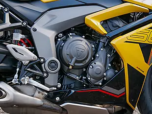 Used 2026 Triumph Daytona 660 Cosmic Yellow / Sapphire Black - Interior and Exterior details 9