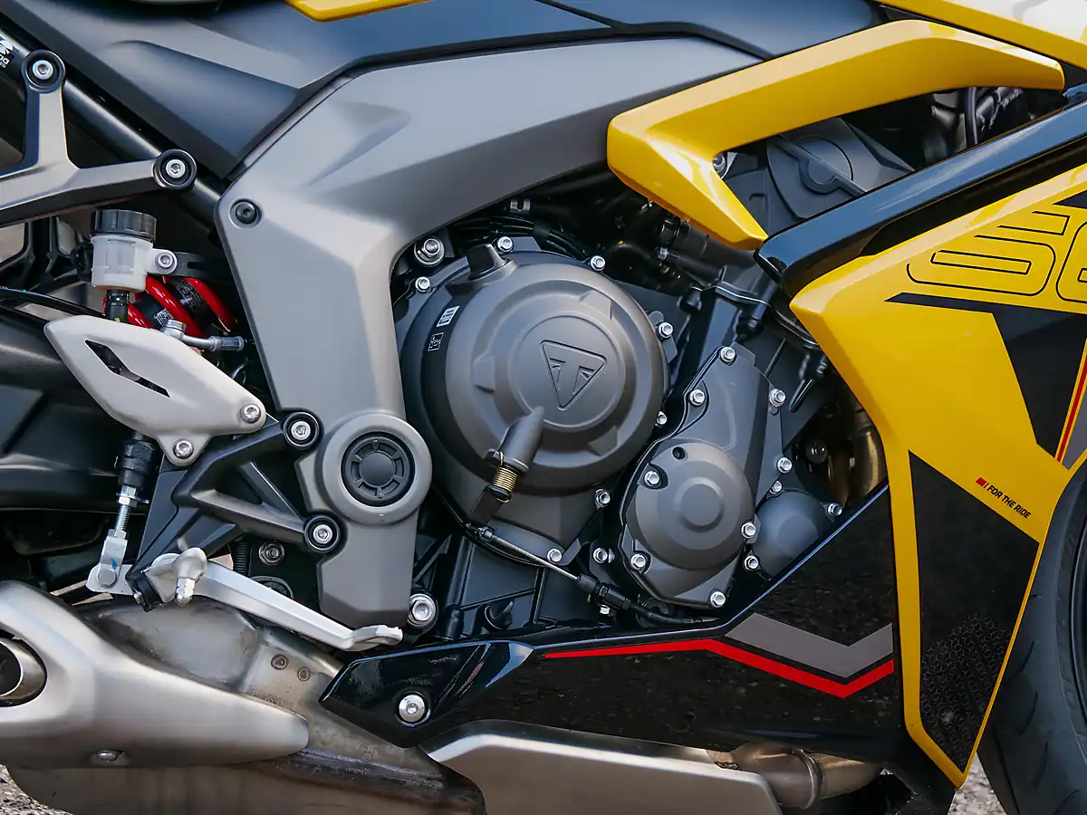 Used 2026 Triumph Daytona 660 Cosmic Yellow / Sapphire Black - Interior and Exterior details 9