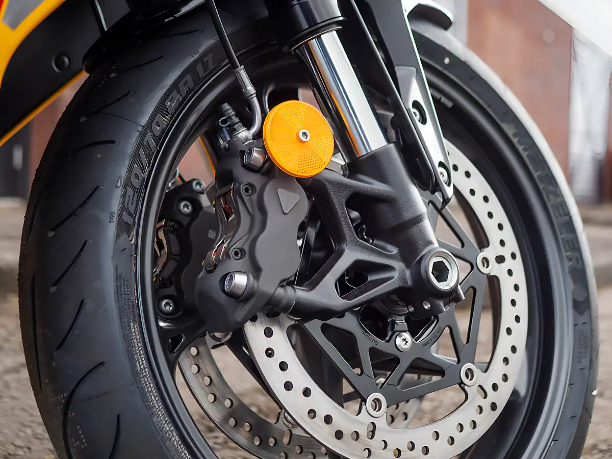 Used 2026 Triumph Daytona Cosmic Yellow / Sapphire Black - Interior and Exterior details 13