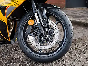 Used 2026 Triumph Daytona Cosmic Yellow / Sapphire Black - Interior and Exterior details 3