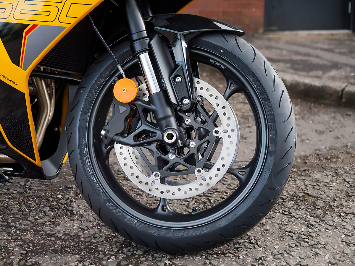 Used 2026 Triumph Daytona Cosmic Yellow / Sapphire Black - Interior and Exterior details 3