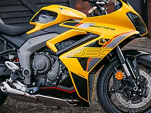 Used 2026 Triumph Daytona Cosmic Yellow / Sapphire Black - Interior and Exterior details 7
