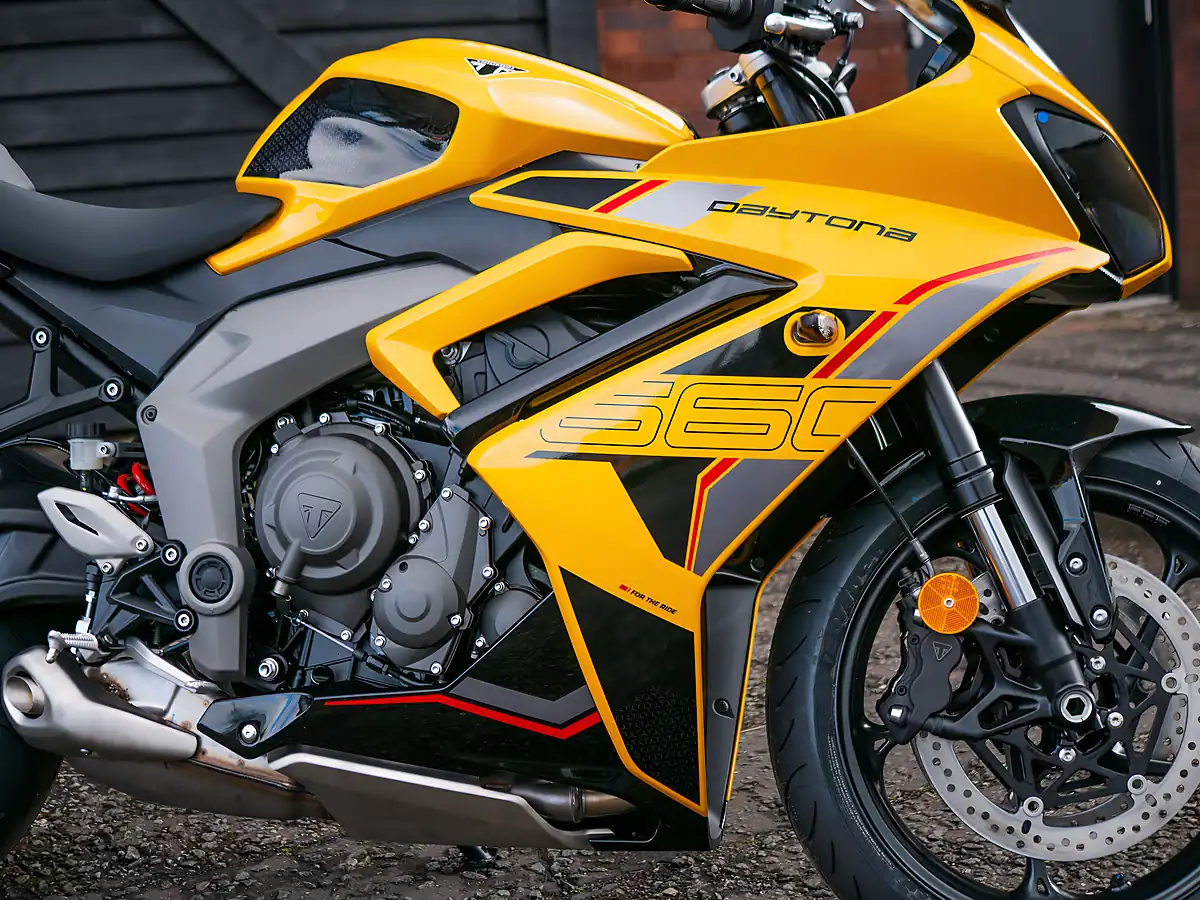 Used 2026 Triumph Daytona Cosmic Yellow / Sapphire Black - Interior and Exterior details 7