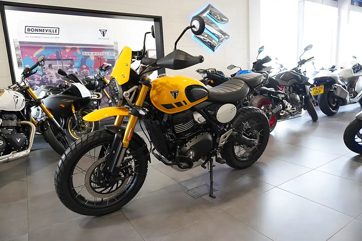 Used 2026 Triumph Scrambler 400 Xc Racing Yellow - Interior and Exterior details 6