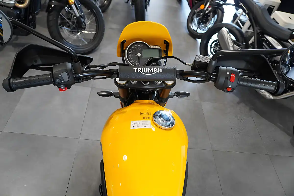 Used 2026 Triumph Scrambler 400 Xc Racing Yellow - Interior and Exterior details 7