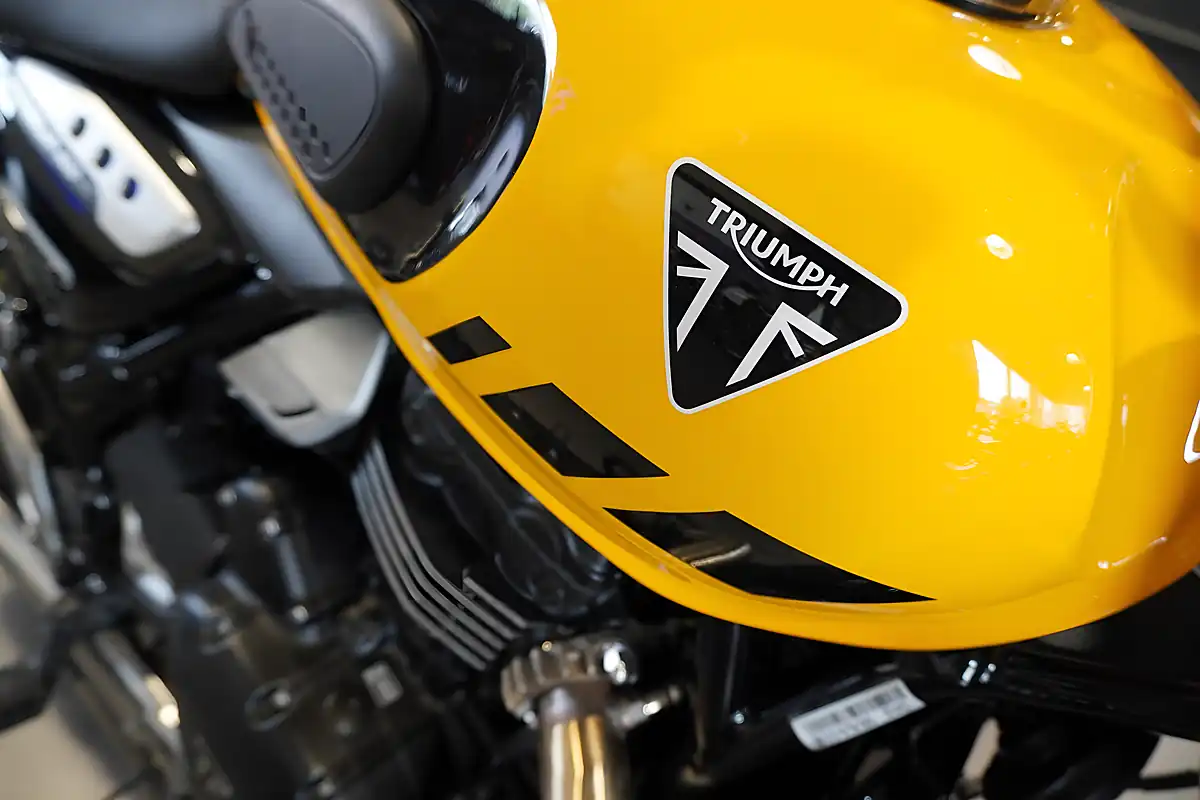 Used 2026 Triumph Scrambler 400 Xc Racing Yellow - Interior and Exterior details 9