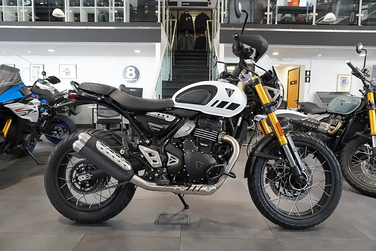 Used 2026 Triumph Scrambler 400 Xc Vanilla White - Front View