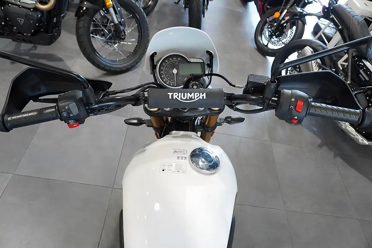 Used 2026 Triumph Scrambler 400 Xc Vanilla White - Interior and Exterior details 7