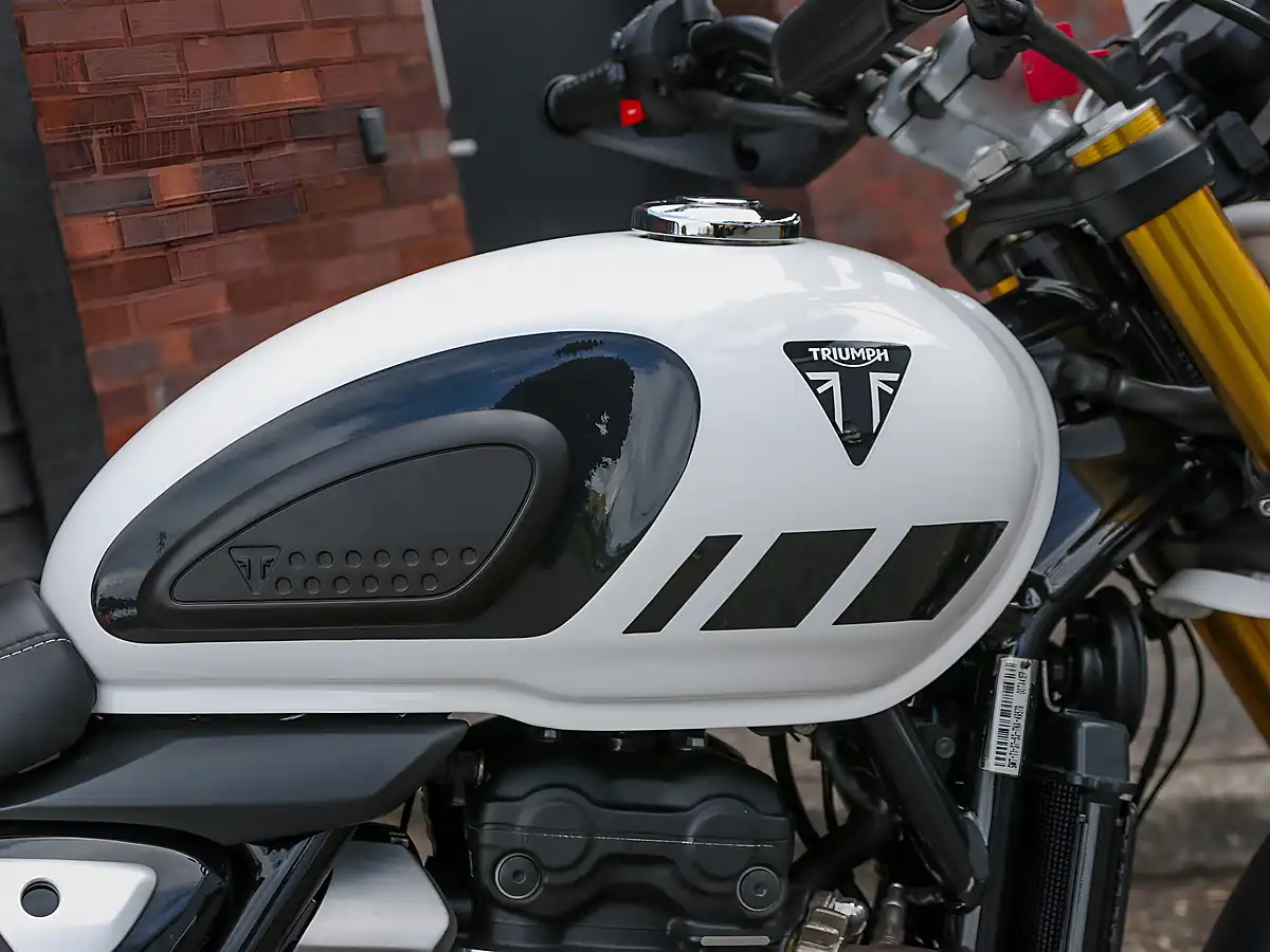 Used 2026 Triumph Scrambler 400 Xc Vanilla White - Interior and Exterior details 8