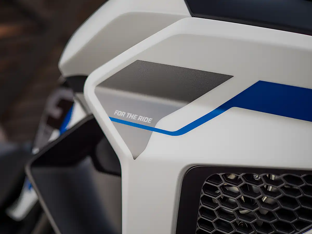 Used 2026 Triumph Tiger 1200 Alpine Edition Satin Crystal White - Interior and Exterior details 13