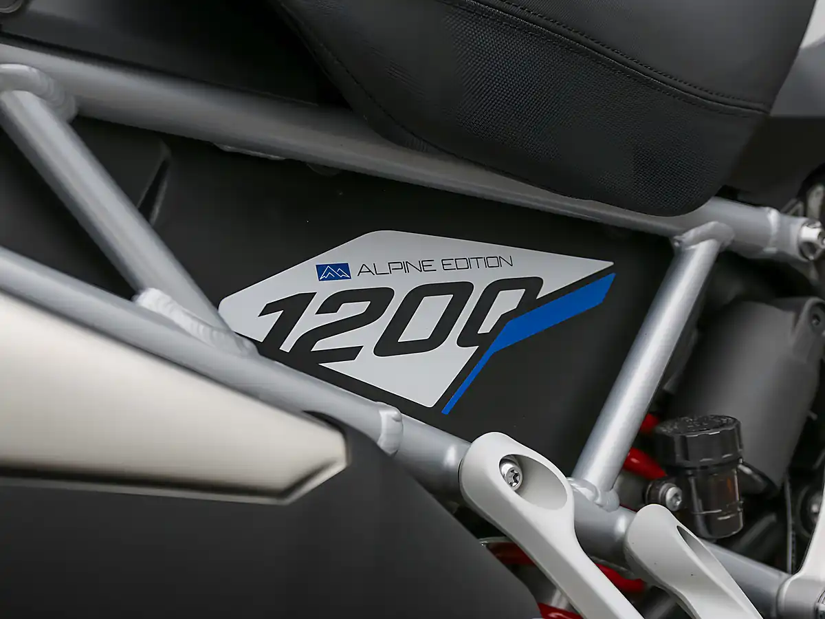 Used 2026 Triumph Tiger 1200 Alpine Edition Satin Crystal White - Interior and Exterior details 12