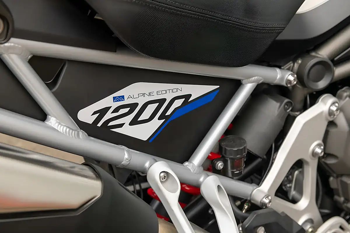 Used 2026 Triumph Tiger 1200 Alpine Edition Satin Crystal White - Interior and Exterior details 18