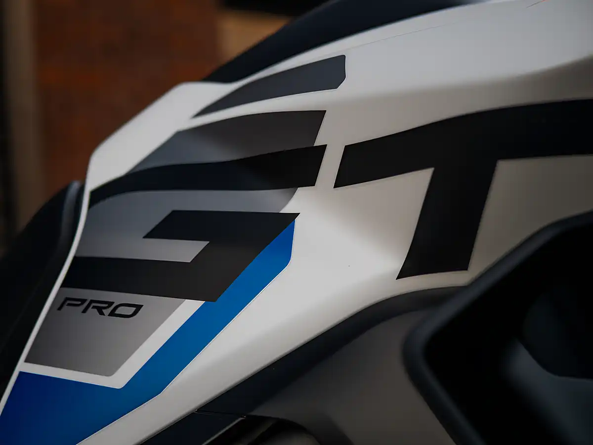 Used 2026 Triumph Tiger 1200 Alpine Edition Satin Crystal White - Interior and Exterior details 17