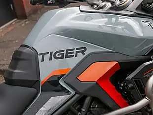 Used 2026 Triumph Tiger 900 Desert Edition Urban Grey / Sapphire Black - Interior and Exterior details 8