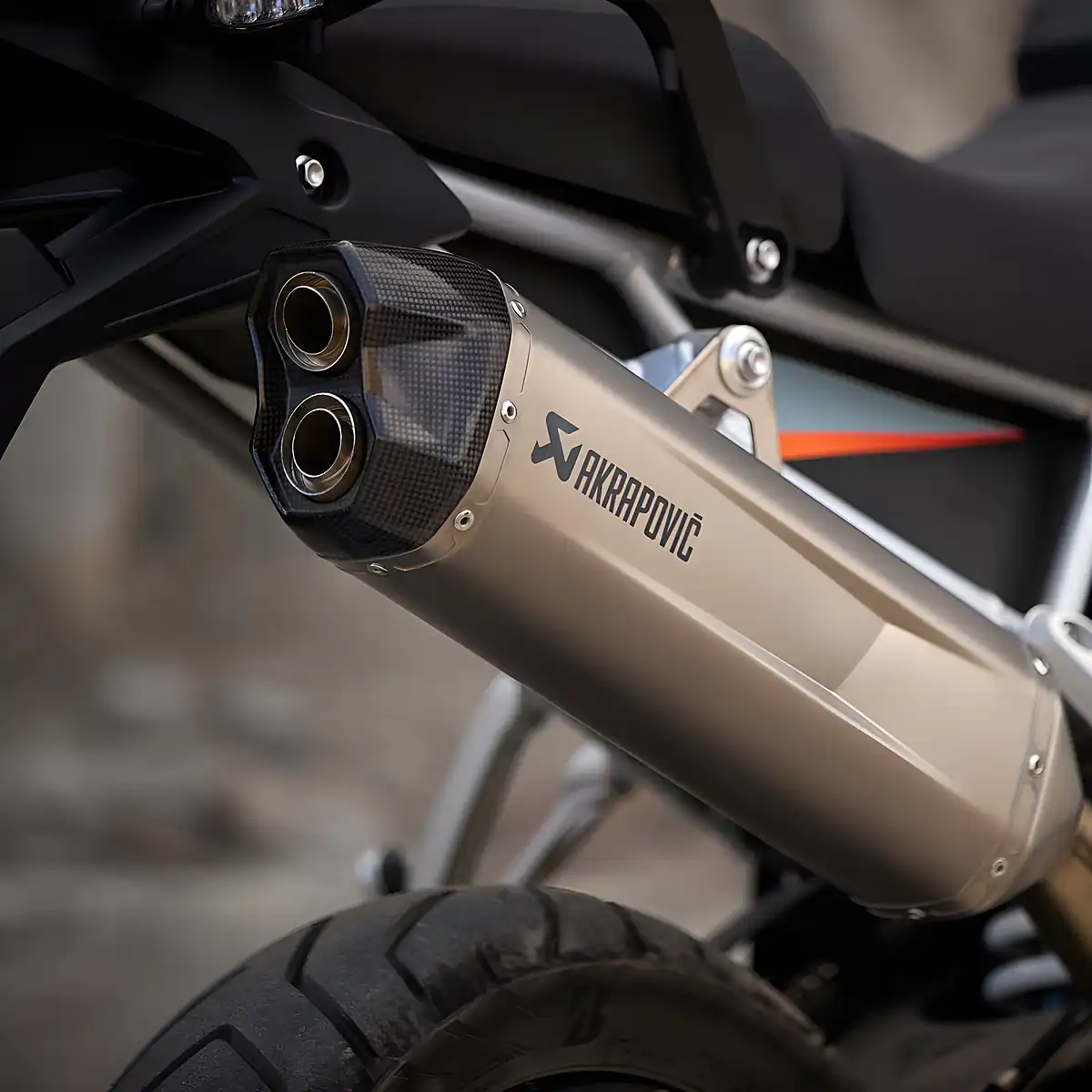 Used 2026 Triumph Tiger 900 Desert Edition Urban Grey / Sapphire Black - Interior and Exterior details 12