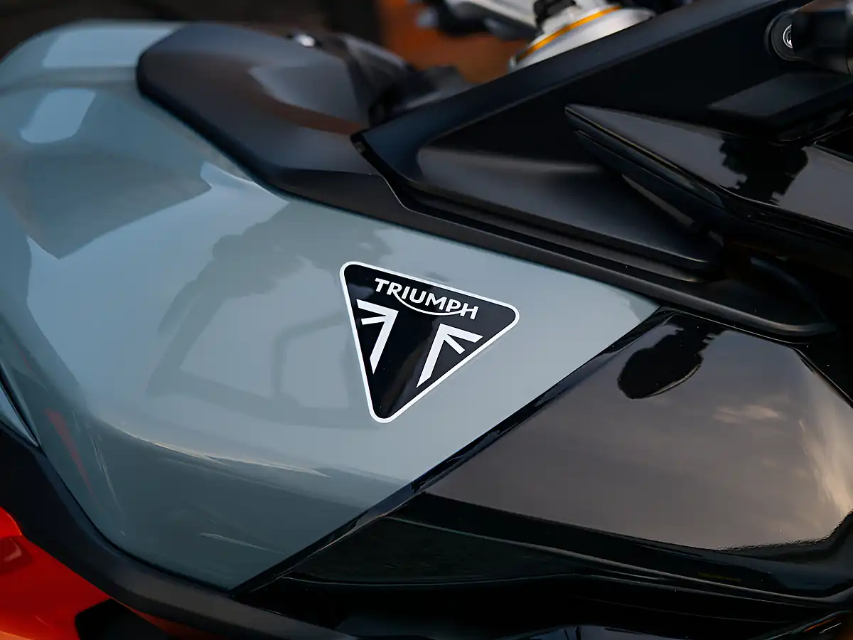 Used 2026 Triumph Tiger 900 Desert Edition Urban Grey / Sapphire Black - Interior and Exterior details 10