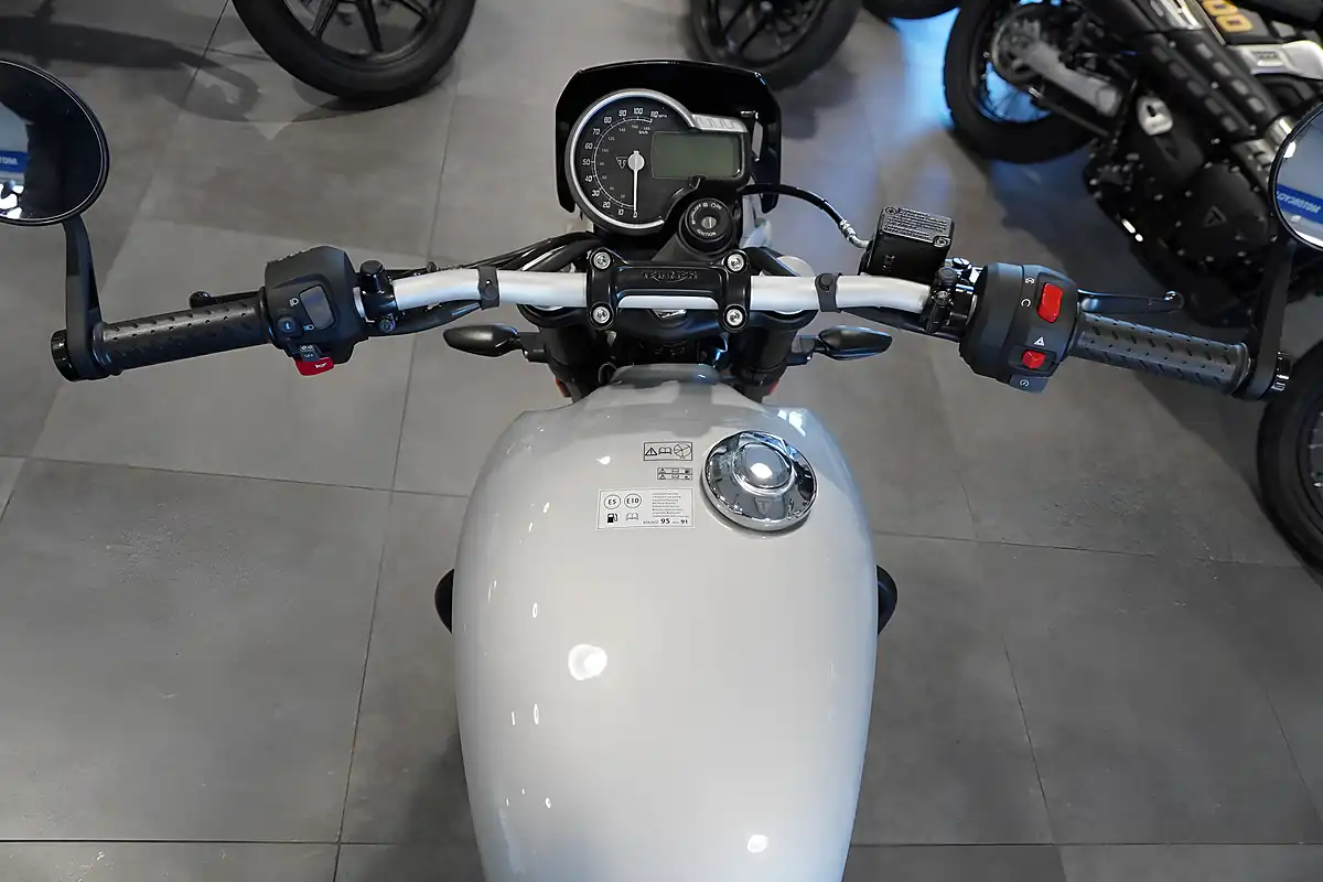 Used 2026 Triumph Tracker 400 Aluminium Silver - Interior and Exterior details 7