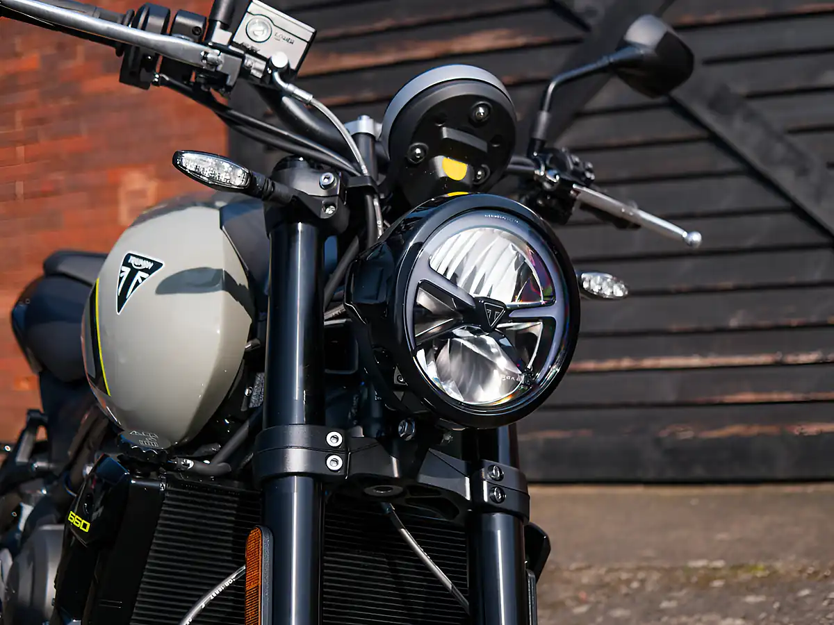Used 2026 Triumph Trident 660 Cosmic Yellow - Interior and Exterior details 5