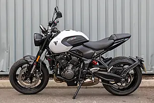 Used 2026 Triumph Trident 660 Snowdonia White - Interior and Exterior details 5
