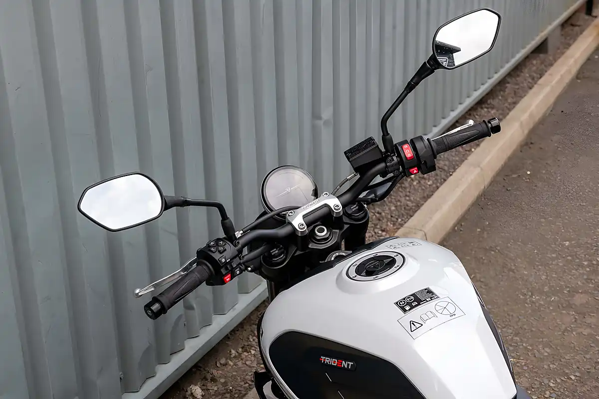 Used 2026 Triumph Trident 660 Snowdonia White - Interior and Exterior details 9