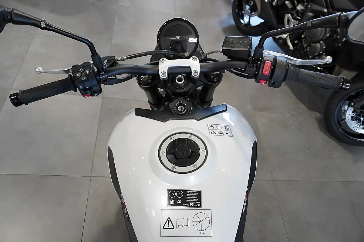 Used 2026 Triumph Trident 660 Snowdonia White - Interior and Exterior details 7