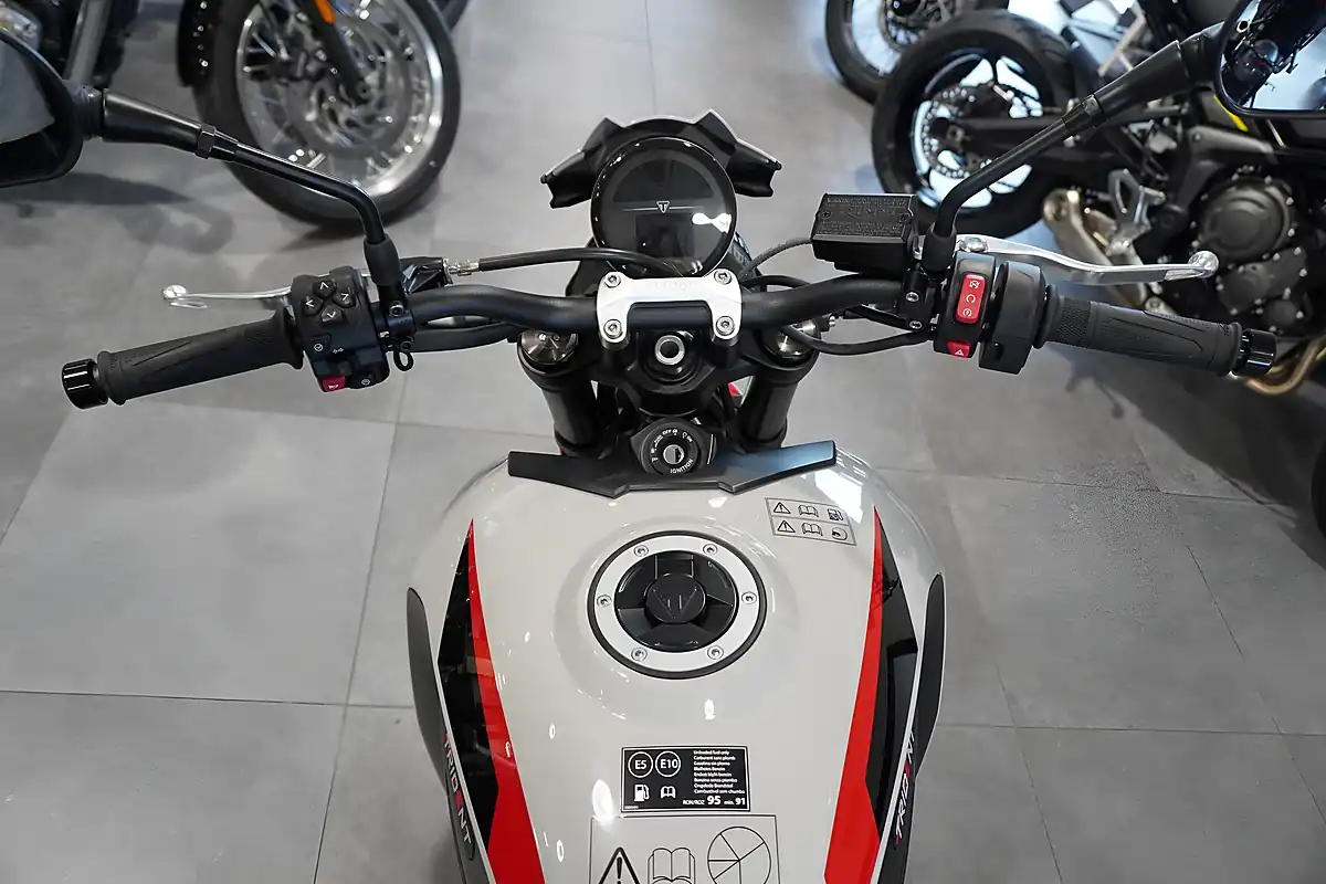 Used 2026 Triumph Trident 800 Ash Grey - Interior and Exterior details 7
