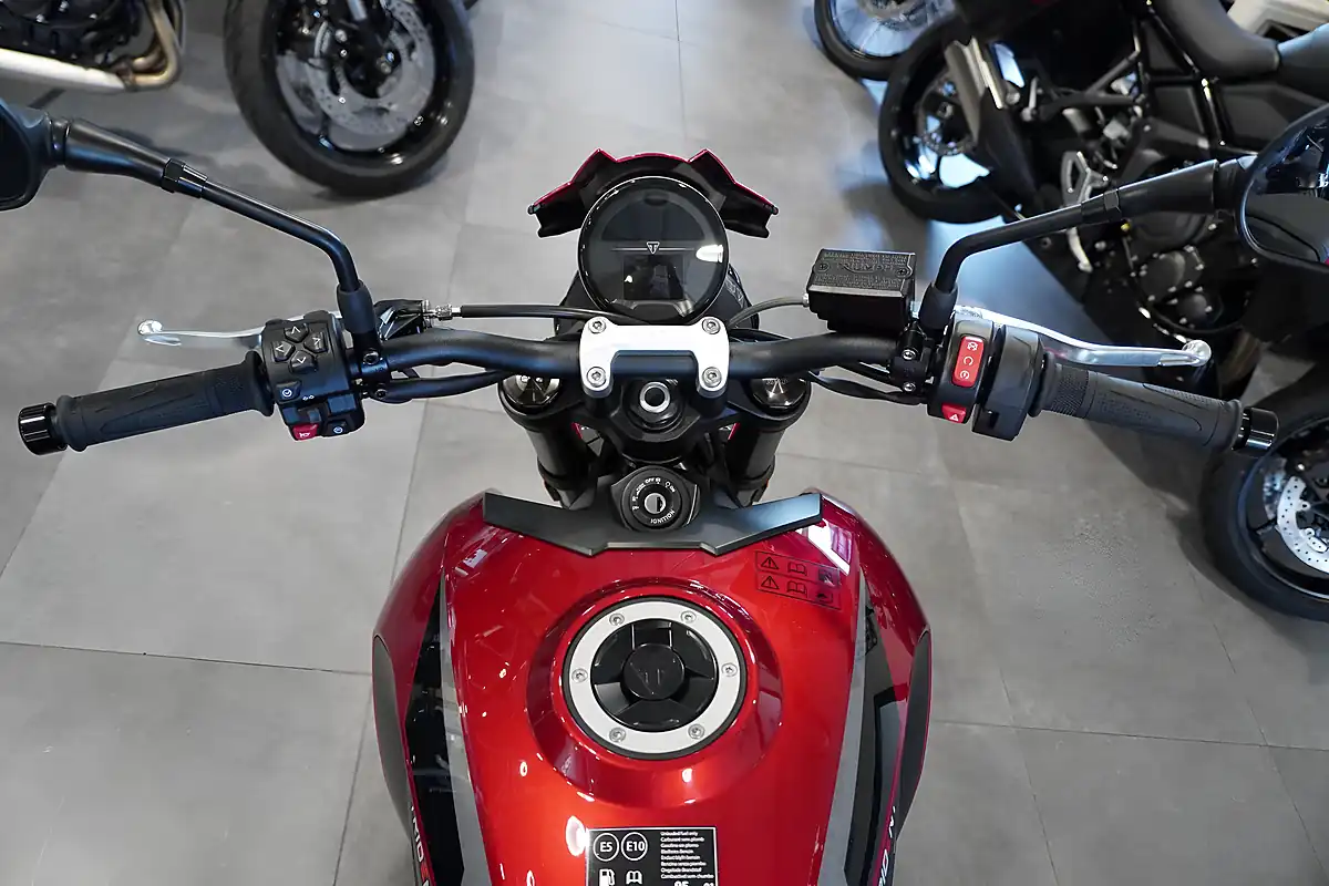 Used 2026 Triumph Trident 800 Carnival Red - Interior and Exterior details 7