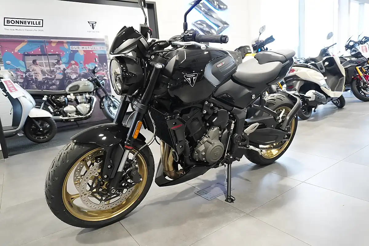 Used 2026 Triumph Trident 800 Jet Black - Interior and Exterior details 6