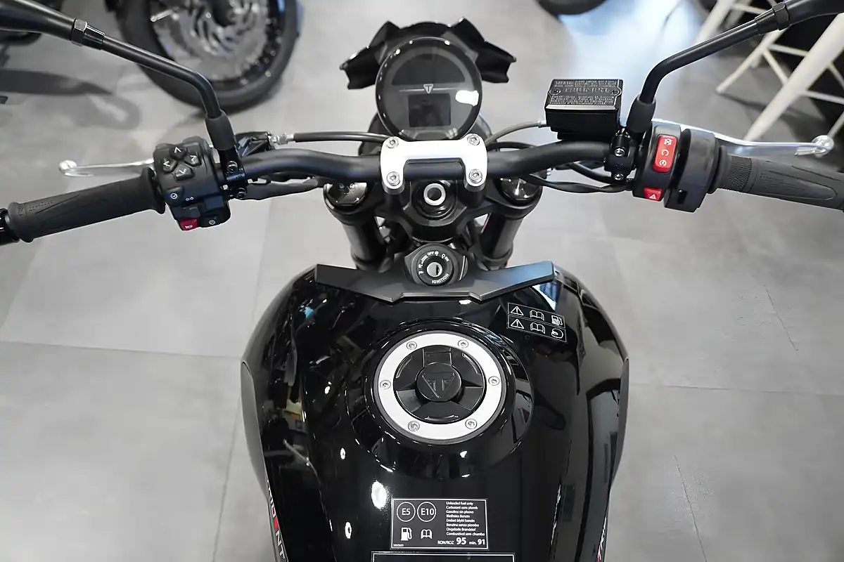 Used 2026 Triumph Trident 800 Jet Black - Interior and Exterior details 7