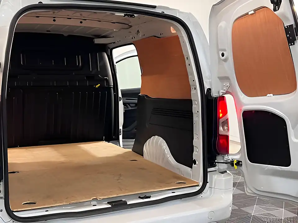 Used 2026 Vauxhall Combo 2300 Professional Lwb Kaolin White - Interior and Exterior details 14
