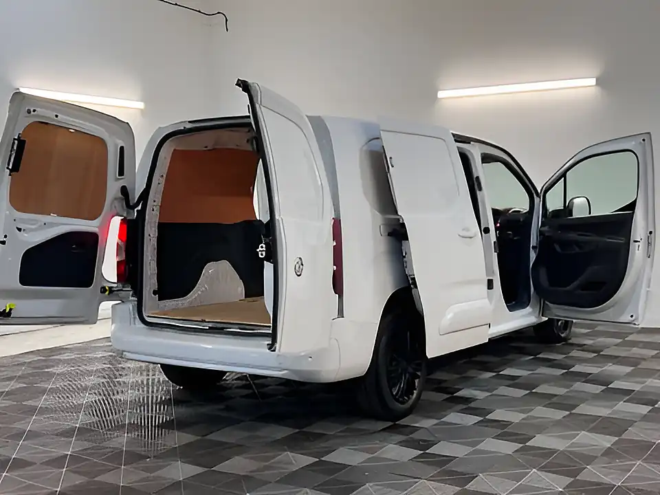 Used 2026 Vauxhall Combo 2300 Professional Lwb Kaolin White - Interior and Exterior details 16