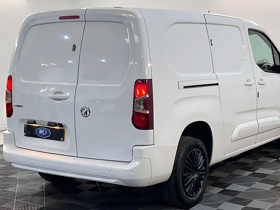 Used 2026 Vauxhall Combo 2300 Professional Lwb Kaolin White - Interior and Exterior details 18