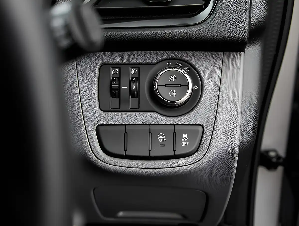 Used 2026 Vauxhall Viva Sl Silver - Interior and Exterior details 10