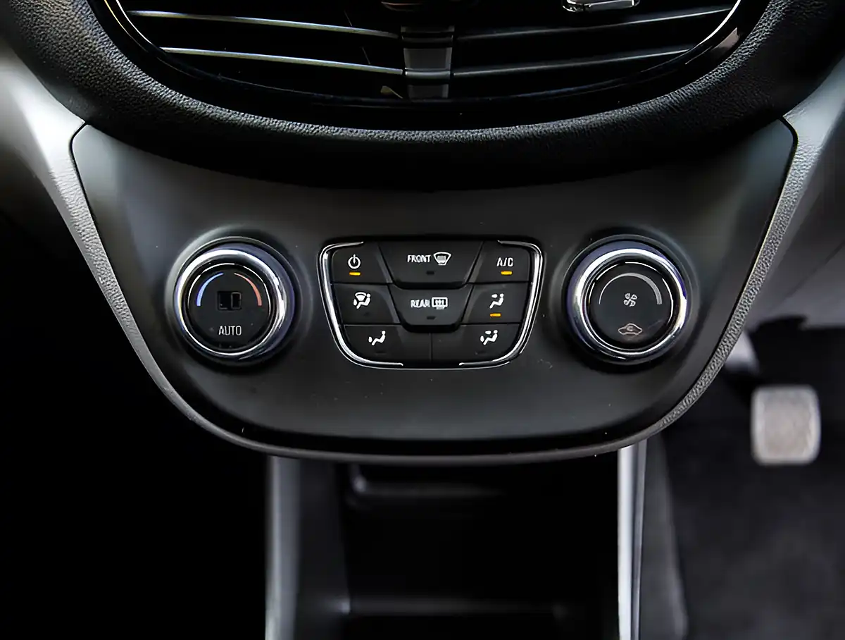 Used 2026 Vauxhall Viva Sl Silver - Interior and Exterior details 18