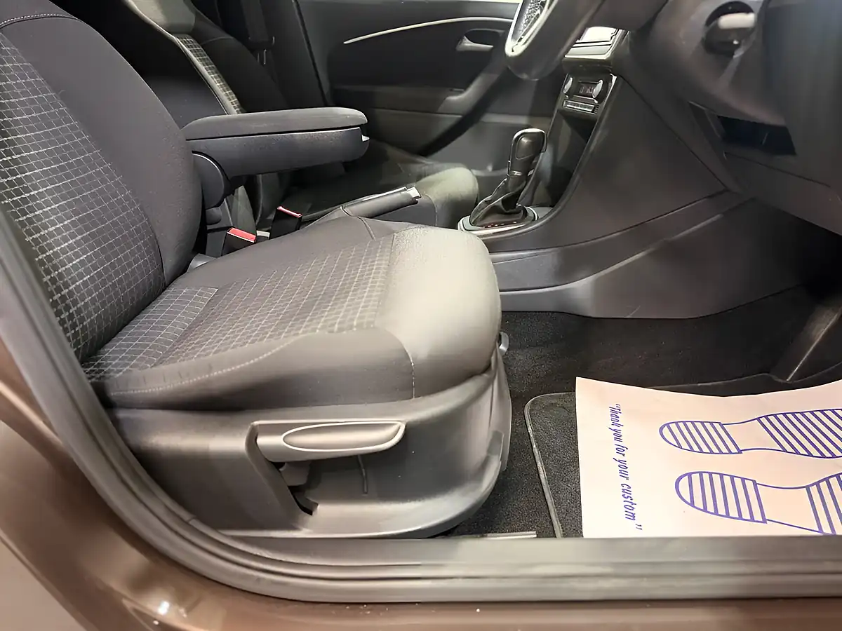 Used 2026 Volkswagen Polo Comfortline Brown - Interior and Exterior details 11