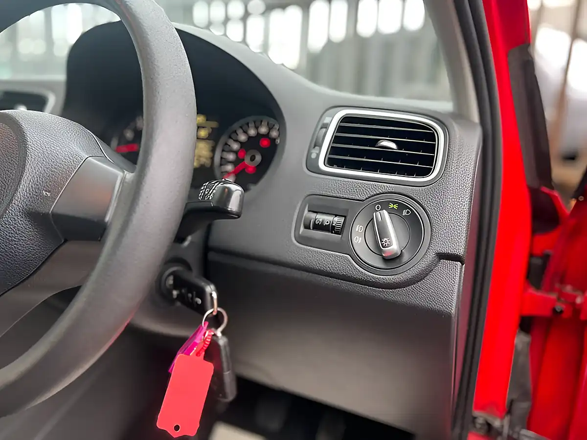Used 2026 Volkswagen Polo Moda a/C Red - Interior and Exterior details 15
