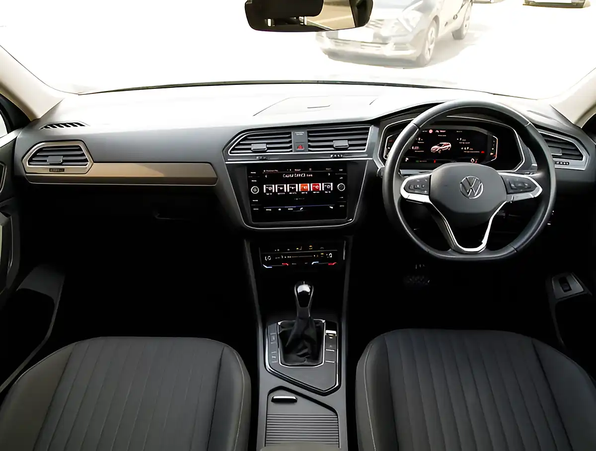 Used 2026 Volkswagen Tiguan Allspace Life Silver - Interior and Exterior details 3