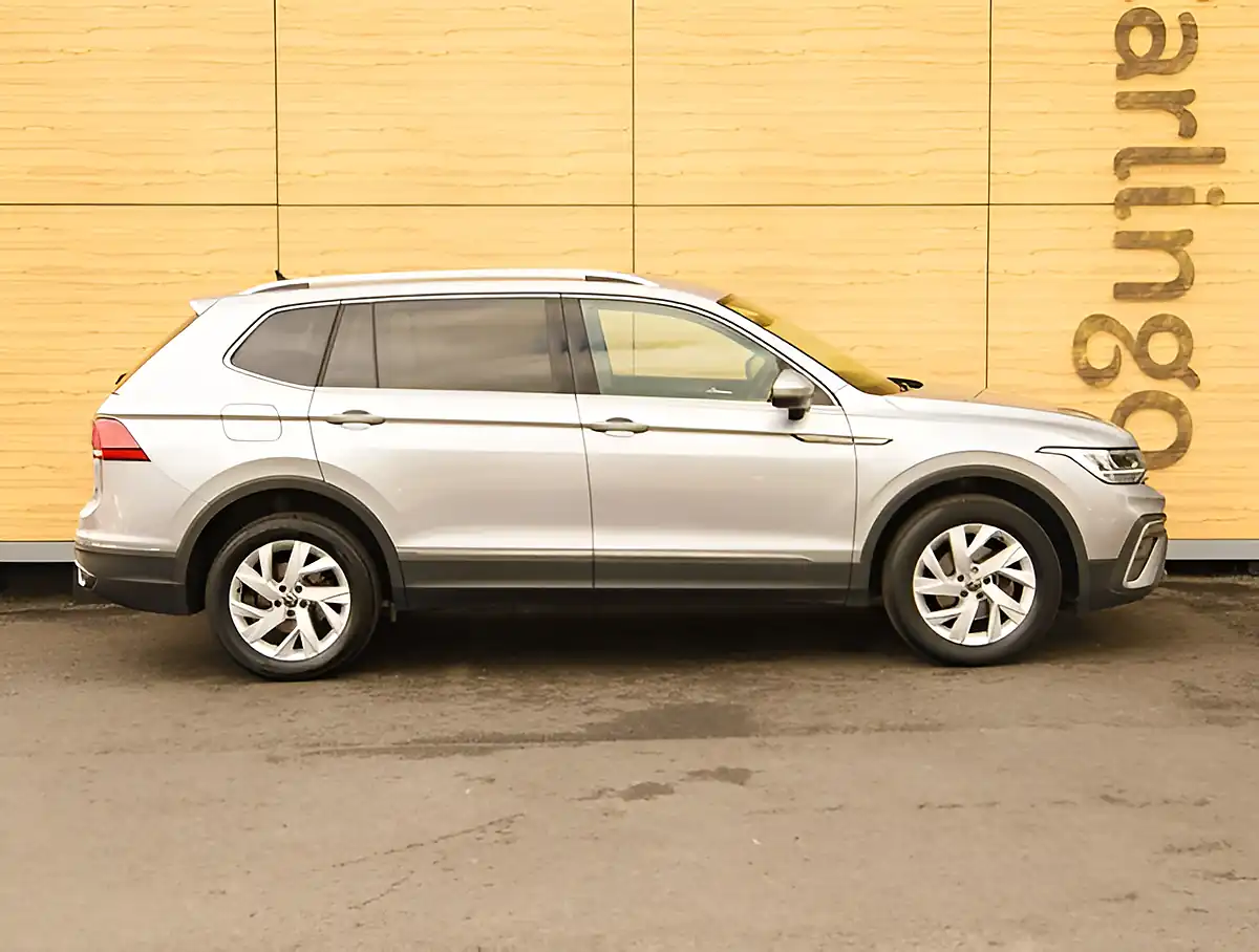 Used 2026 Volkswagen Tiguan Allspace Life Silver - Interior and Exterior details 7