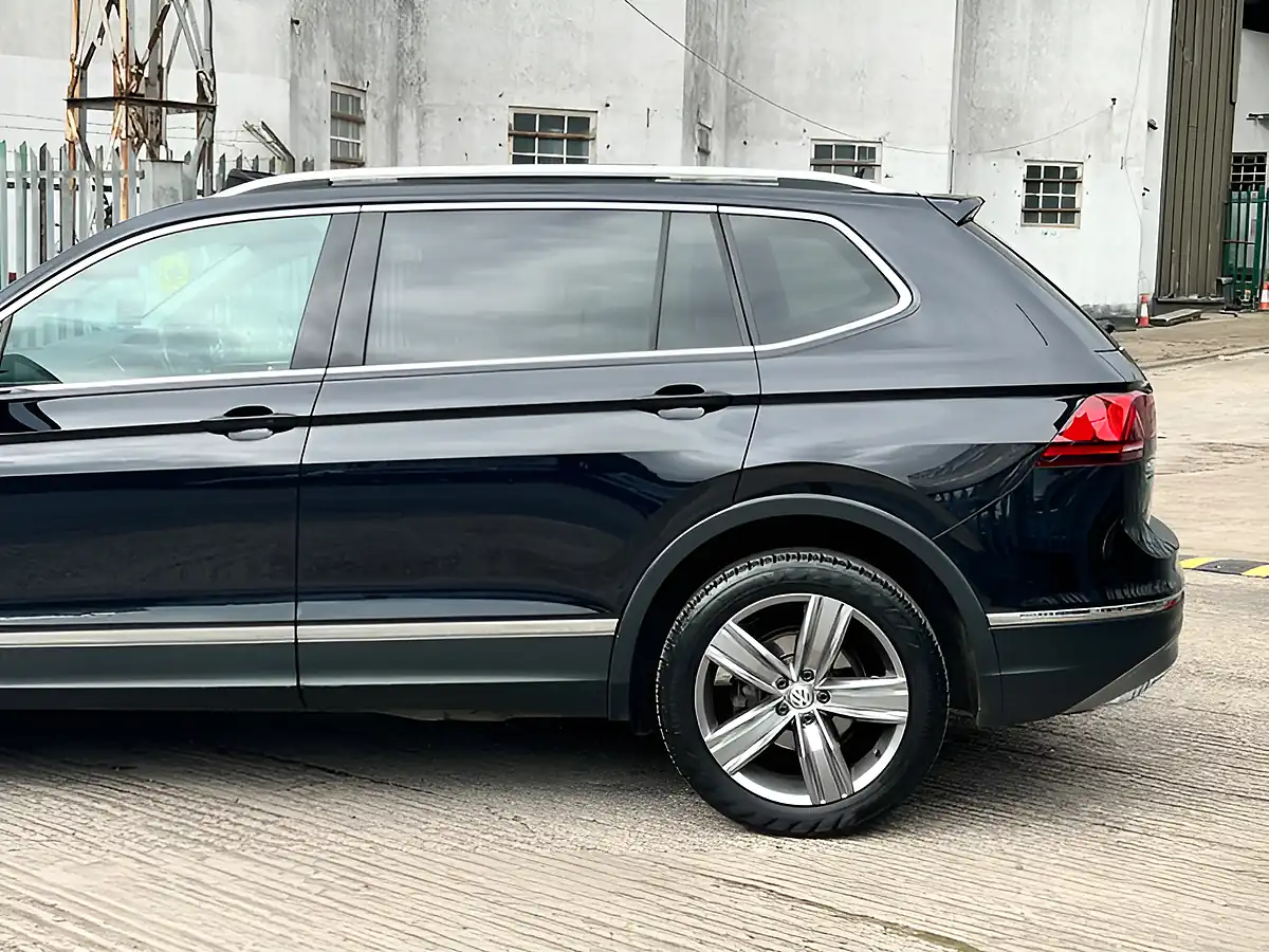 Used 2026 Volkswagen Tiguan Allspace Sel Black - Interior and Exterior details 10