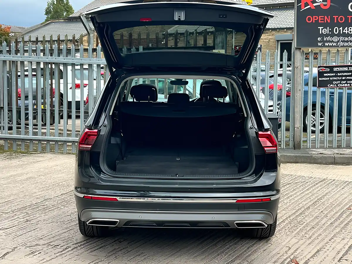 Used 2026 Volkswagen Tiguan Allspace Sel Black - Interior and Exterior details 11