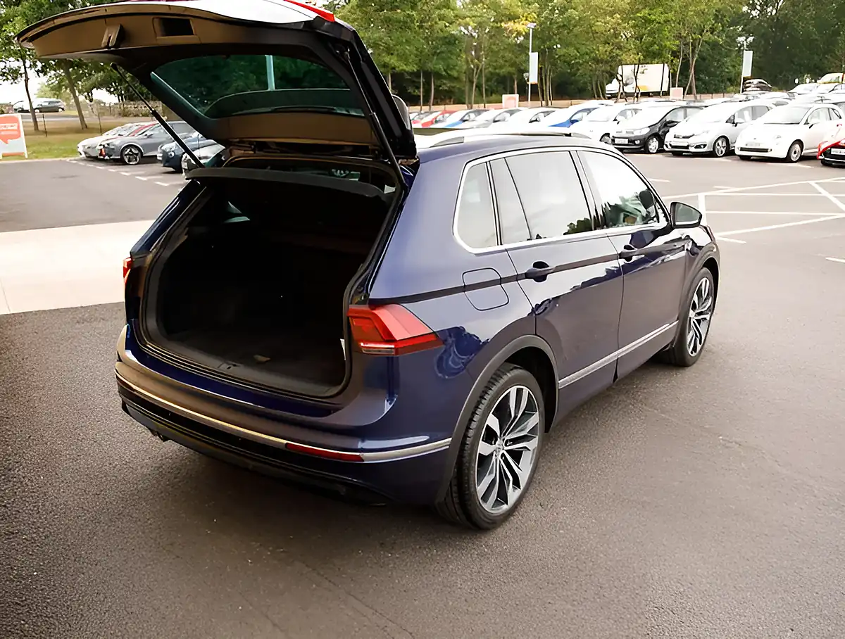Used 2026 Volkswagen Tiguan R Line Blue - Interior and Exterior details 20