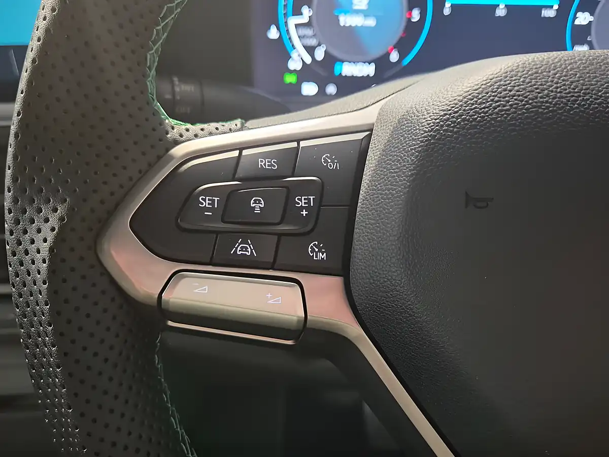 Used 2026 Volkswagen Transporter Sportline 75 Green - Interior and Exterior details 17
