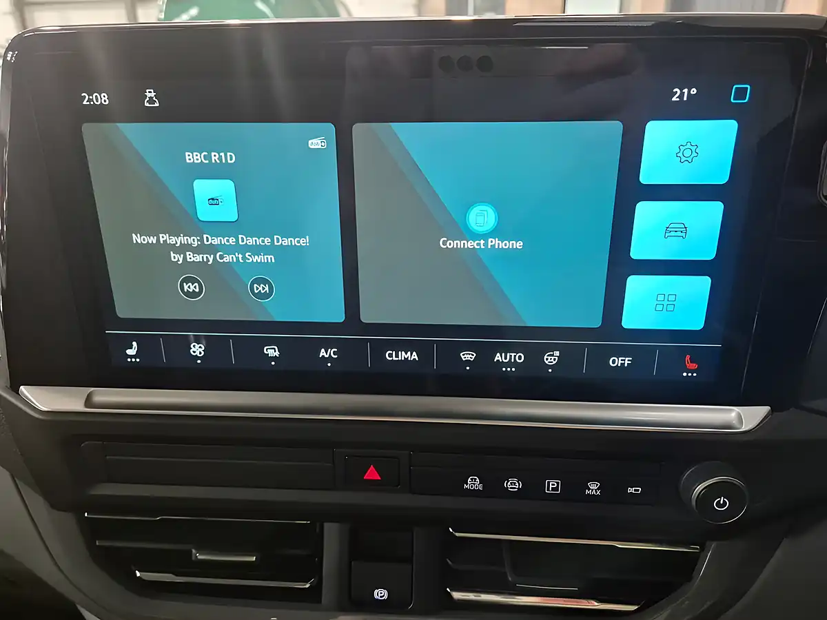 Used 2026 Volkswagen Transporter Sportline 75 Green - Interior and Exterior details 16