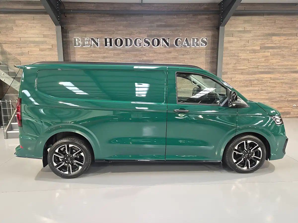 Used 2026 Volkswagen Transporter Sportline 75 Green - Interior and Exterior details 4