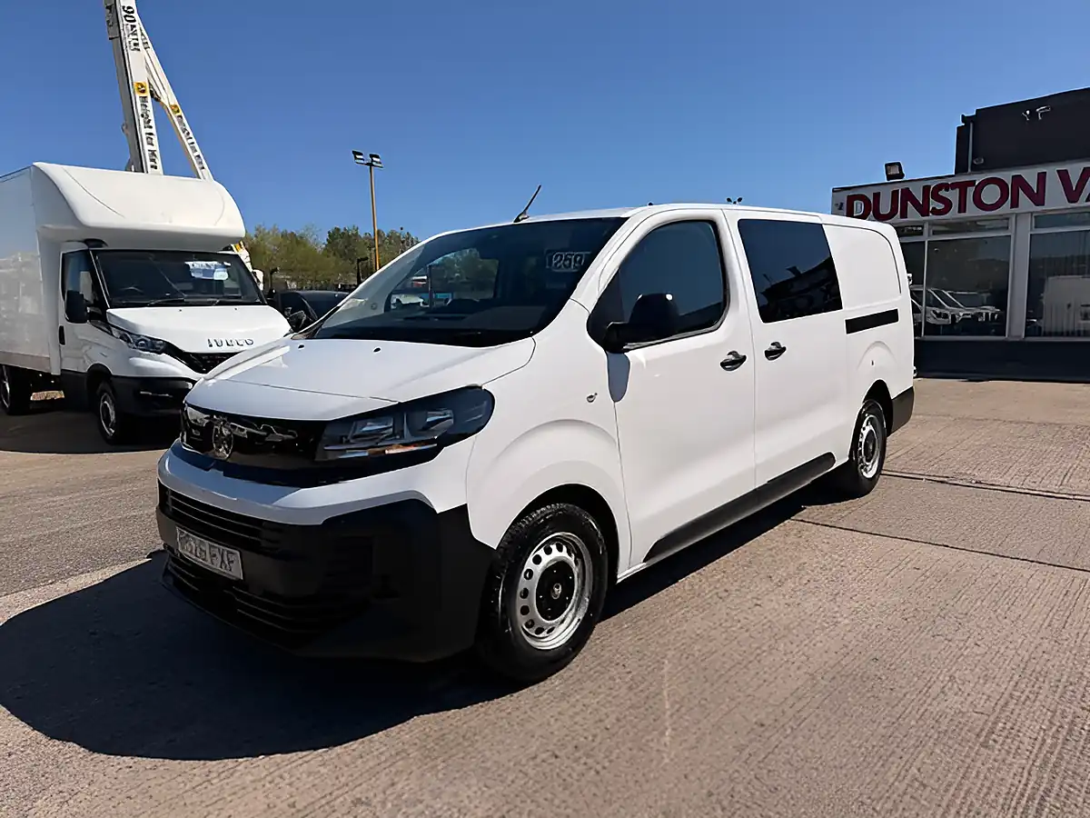 Used 2026 Volkswagen Vivaro Prime Xl Crew Lwb White - Interior and Exterior details 11